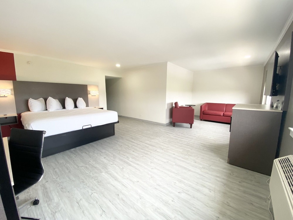 Junior Suite, King Bed, Sofa, Ramada By Wyndham Tuscaloosa 2/4