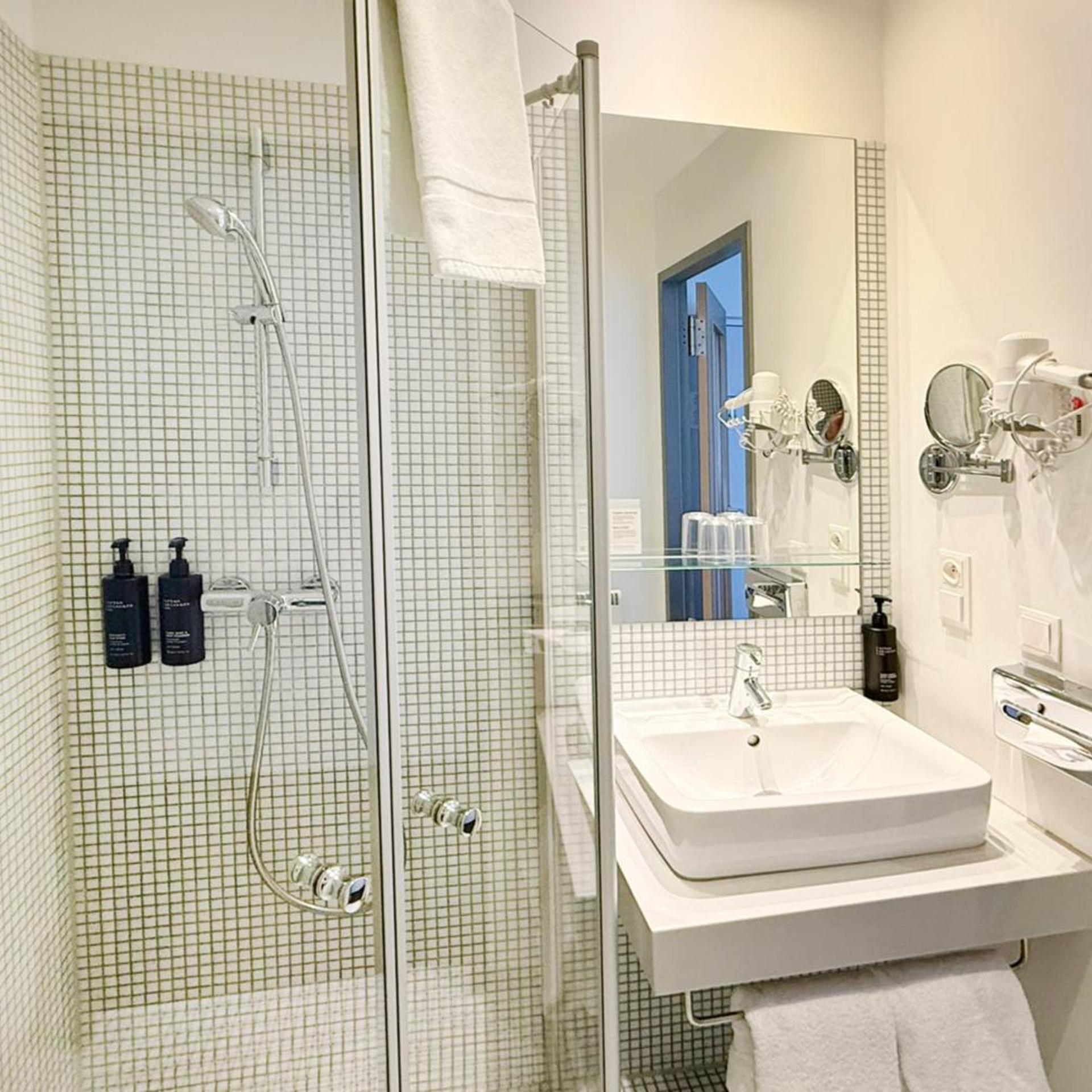 غرفة قياسية بسرير فردي بحوض استحمام، Garner Hotel Berlin - Gendarmenmarkt by IHG 8/8