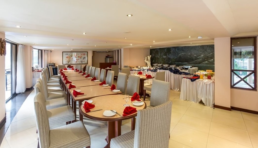 Devon Hotel 17/24