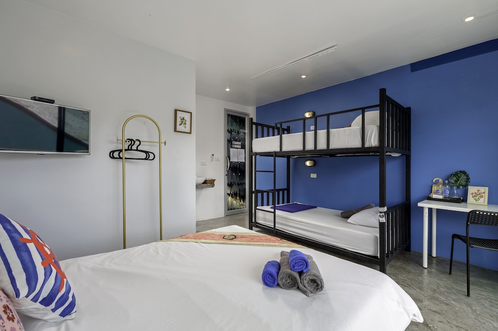 ROOM, DOUBLE BED