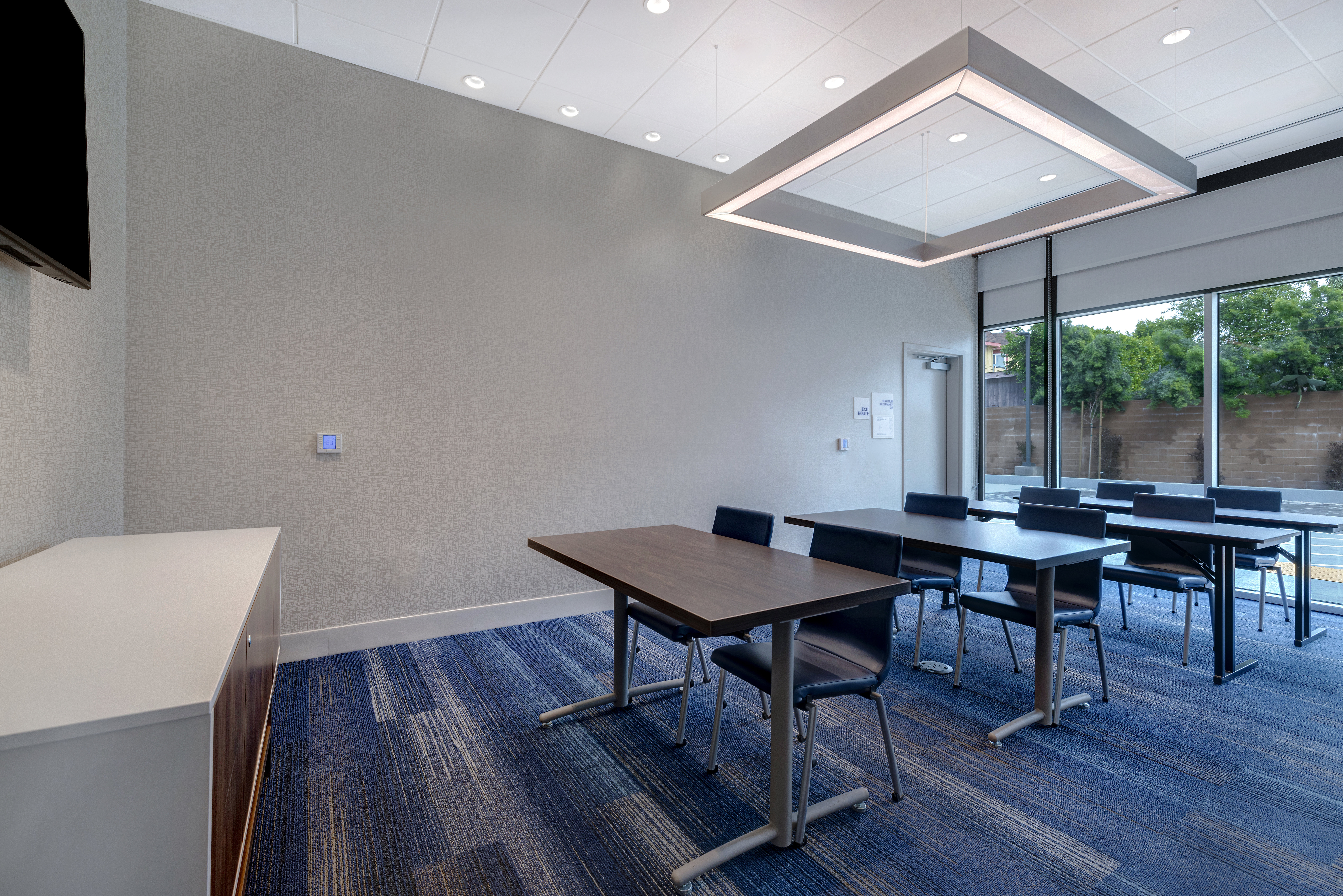 Holiday Inn Express and Suites Glendale Downtown 34/44