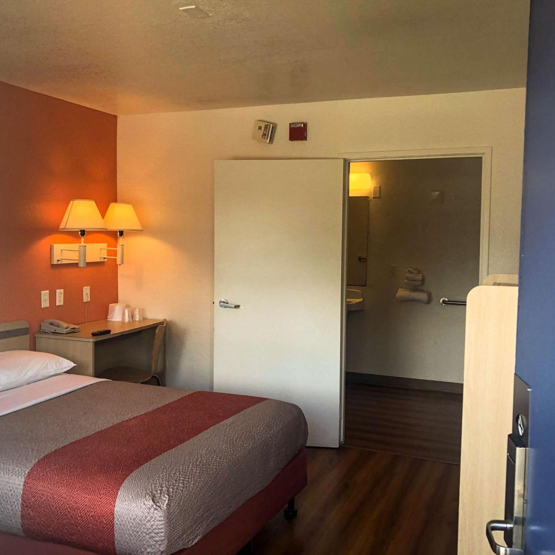 1 Full Bed - Micfridge، Motel6 Jacksonville, FL - Orange Park 10/10