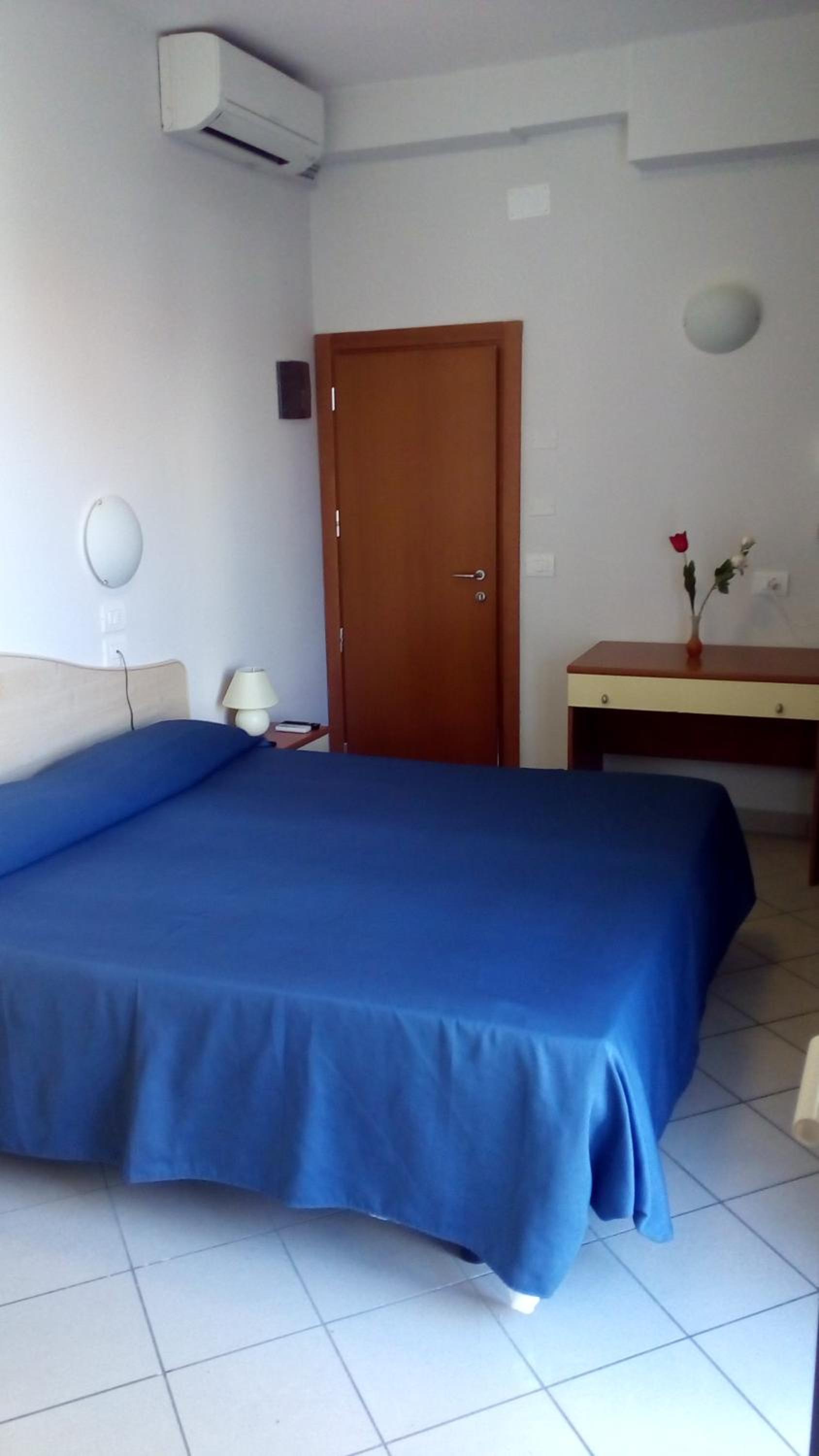 ROOM, DOUBLE OR TWIN BED