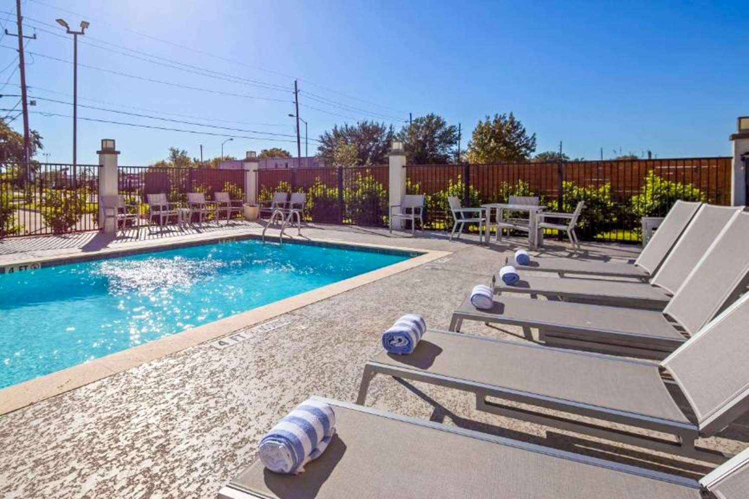 Comfort Inn & Suites Houston I-45 North IAH, TX 29/32