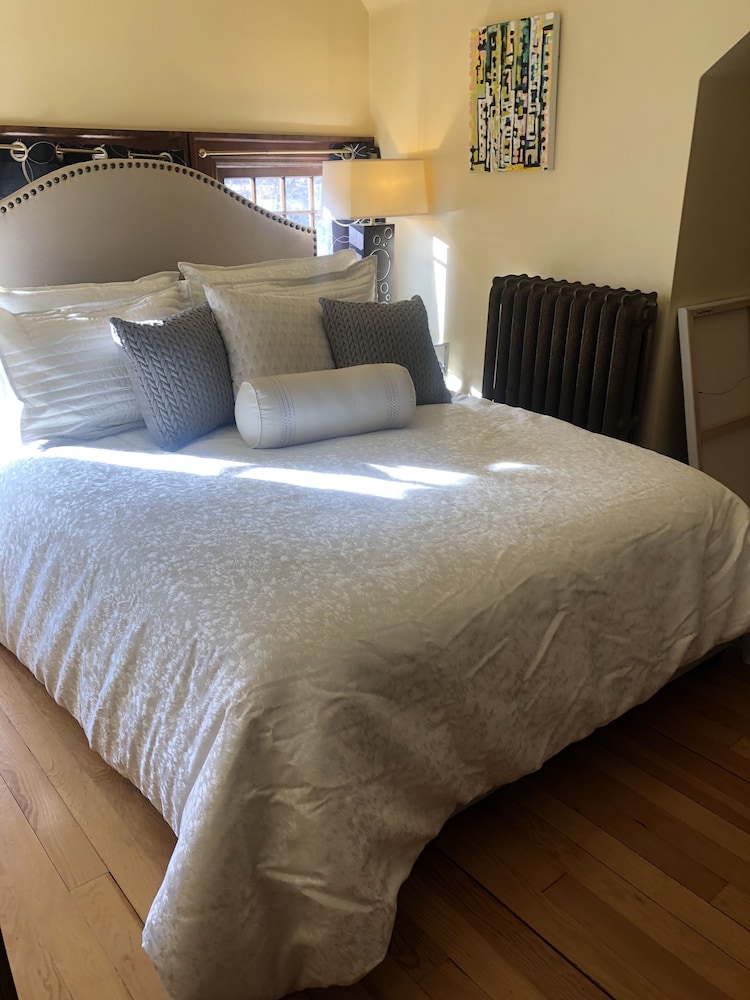 Travelers, Convertible Double Bed, South Wing