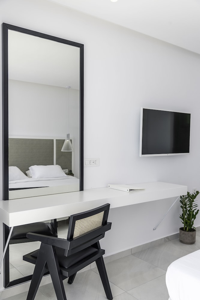 Dimitra Beach Hotel and Suites 67/76