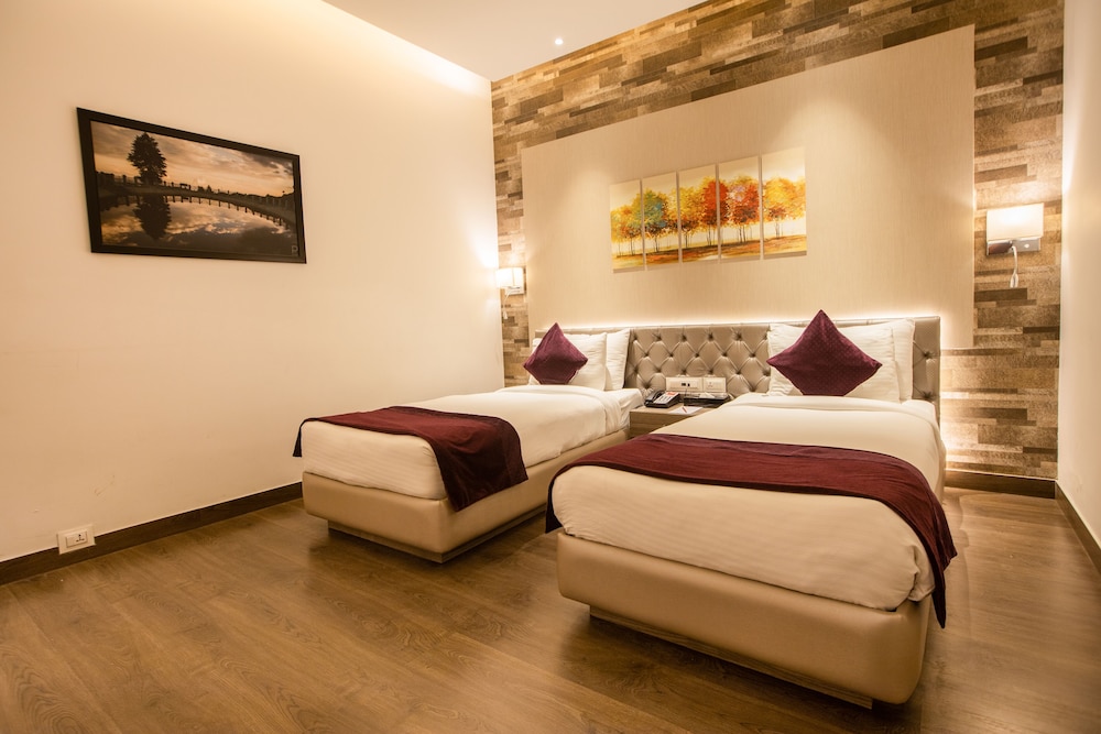 Ab Clarks Inn Jalandhar 6/17