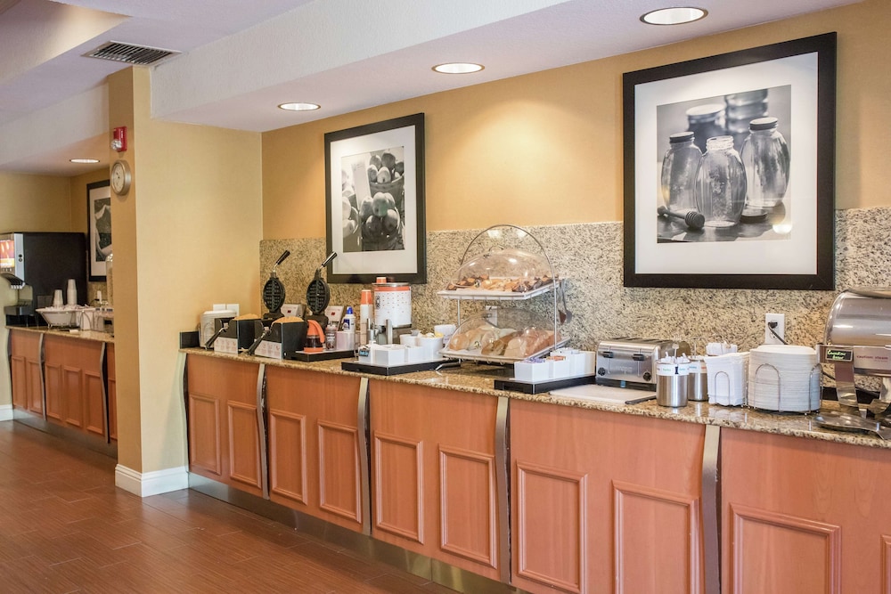 Hampton Inn and Suites Lathrop 41/61