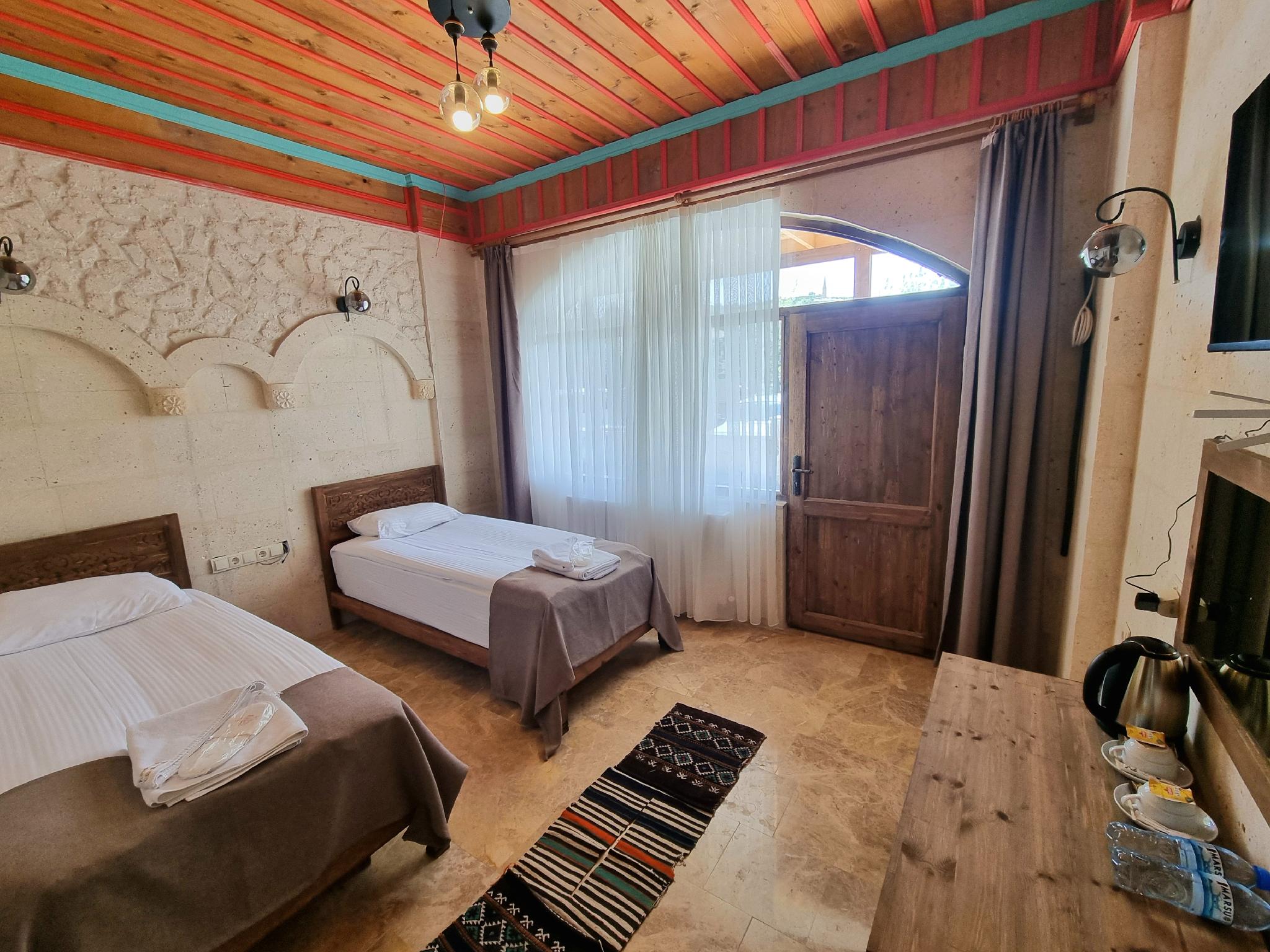 غرفة بسريرين منفصلين في الملحق
