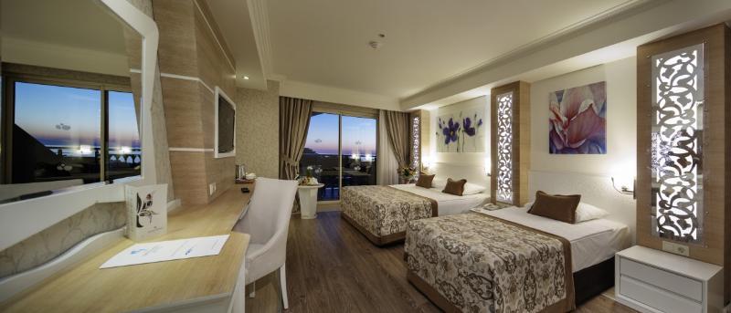 Room, 2 Double Beds, Lateral Side Sea View