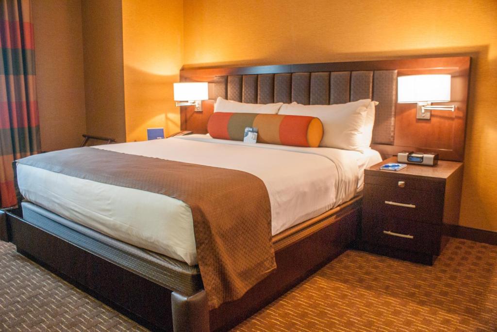 SUITE, RUSH TOWER, CORNER