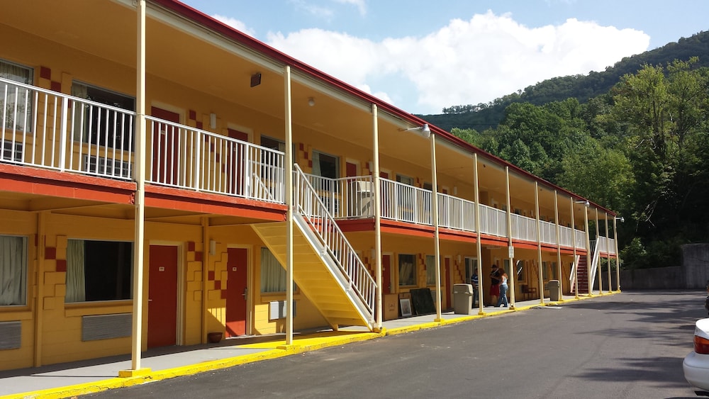 Econo Lodge Near Bluefield College 2/25