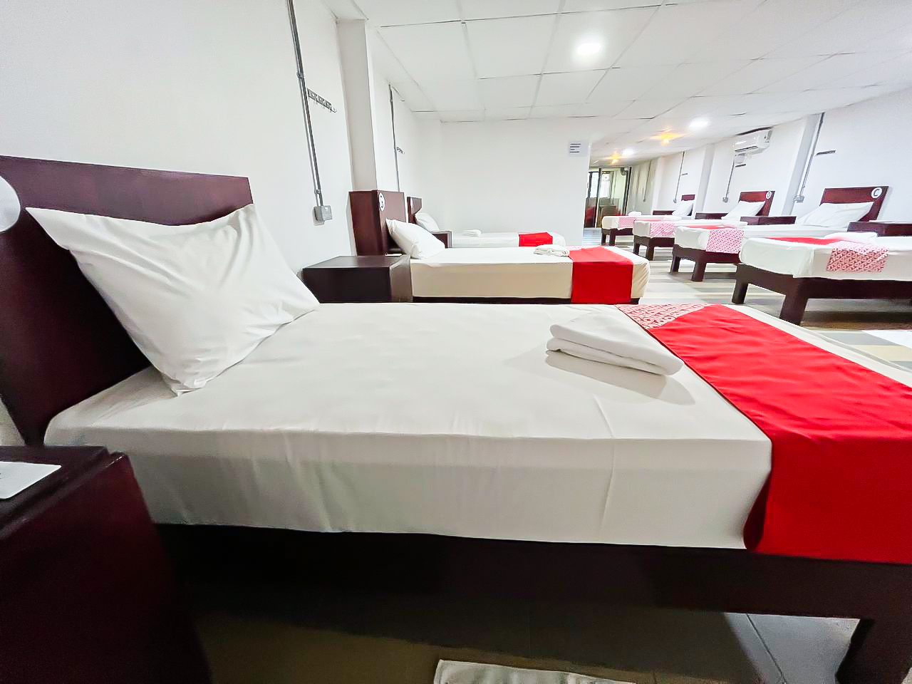 Super OYO 90572 J Hotel Masjid India 32/39