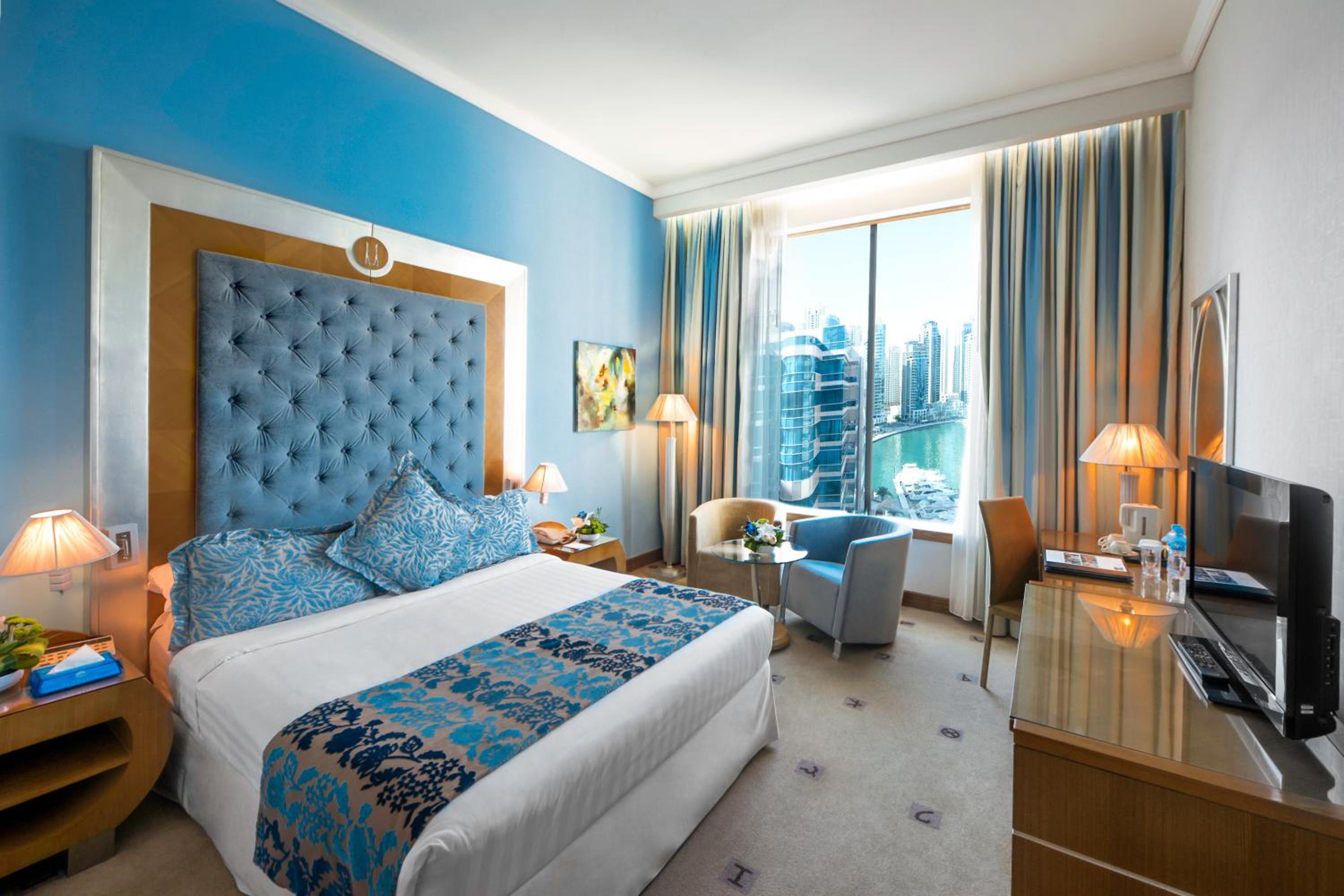 Spa, Standard, King Bed, City View, Living Area