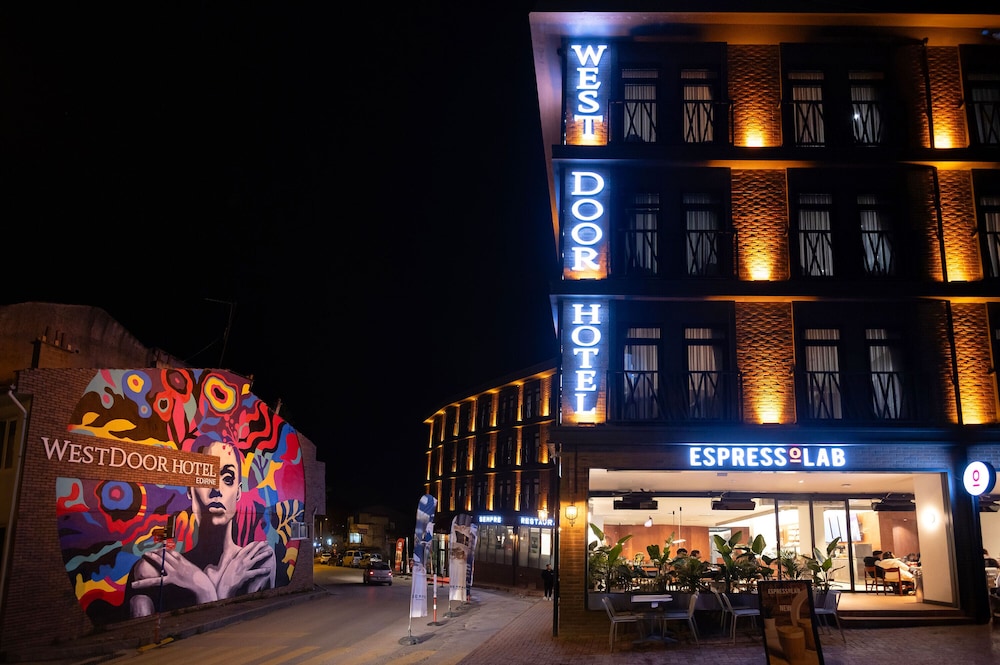 Westdoor Hotel 2/50