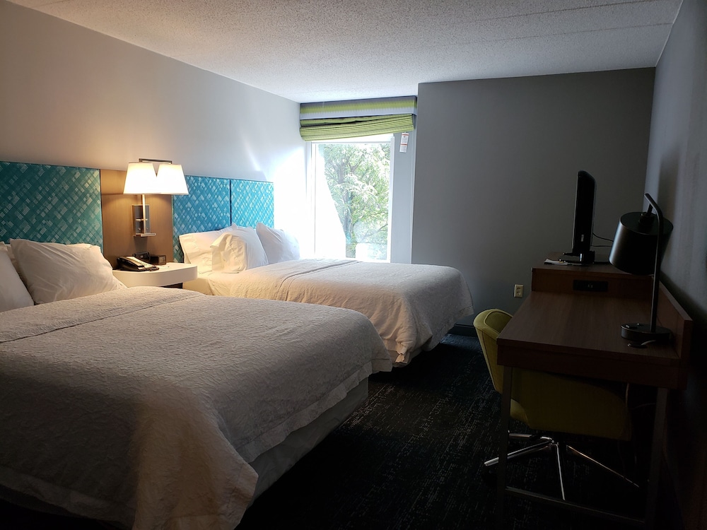 Hampton Inn Suites Newtown 18/57