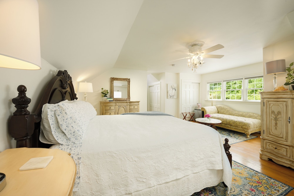 Colonial Gardens Bed & Breakfast 12/43