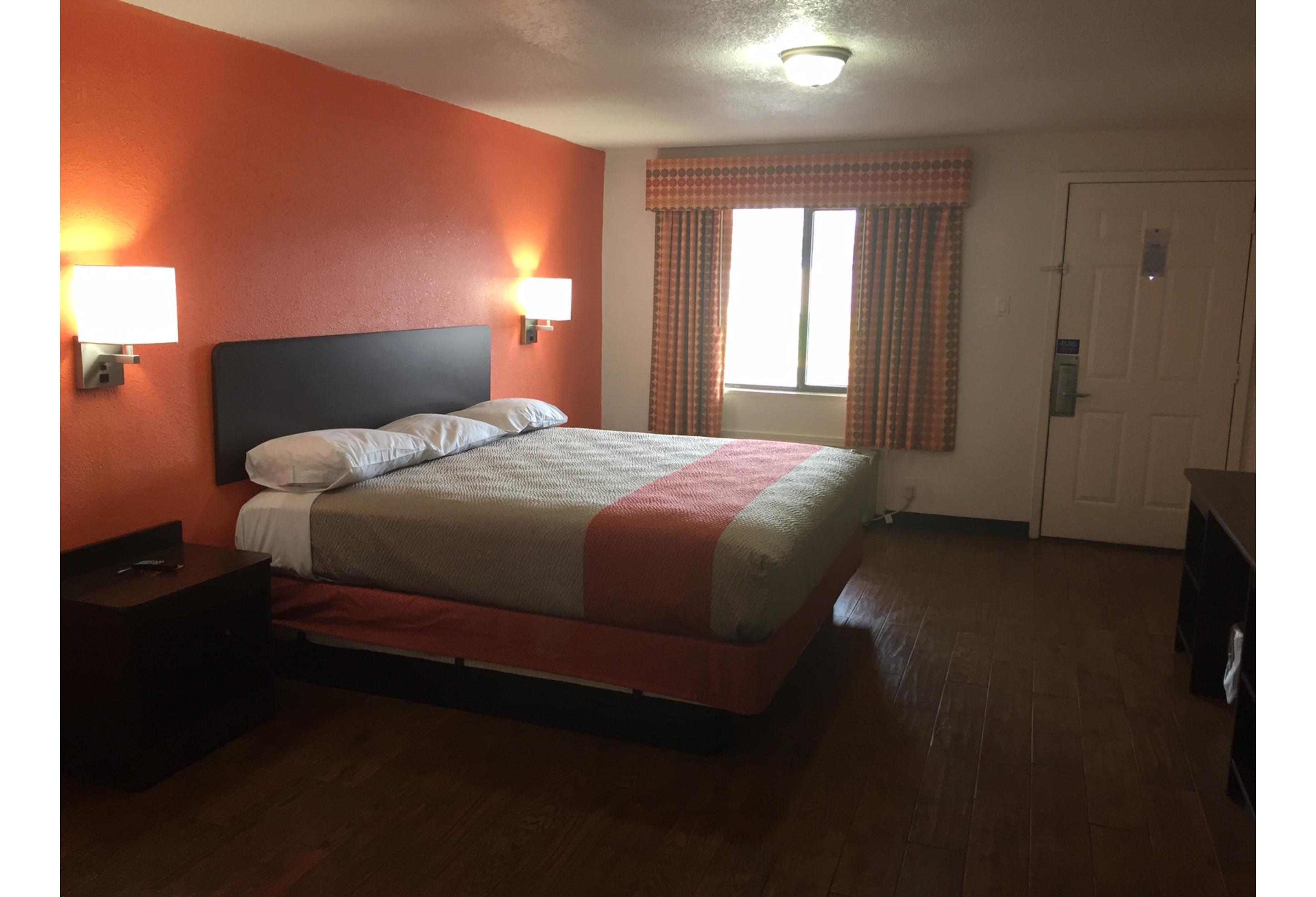 1 King Bed - Non-Smoking, Micfridge