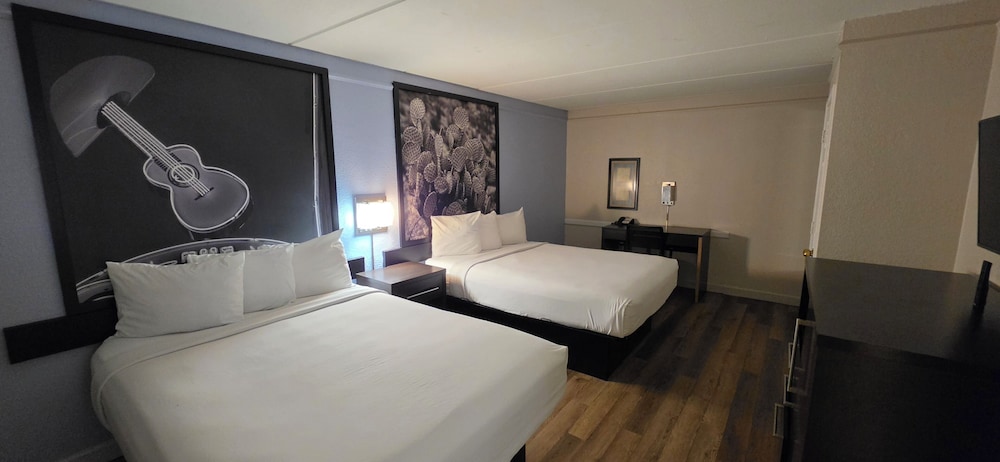 Super 8 by Wyndham Austin South / I-35 13/23
