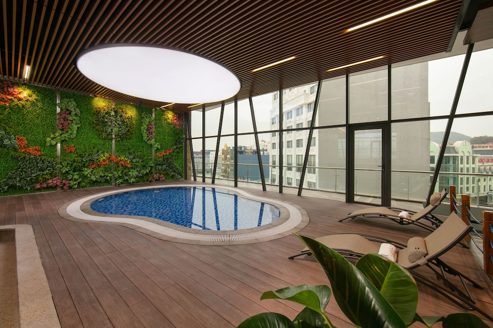 Ha Long Marina Hotel 30/32