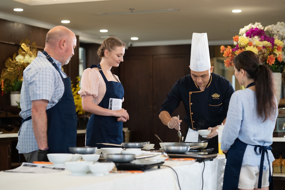 Golden Lotus Luxury Hotel Da Nang 5/50