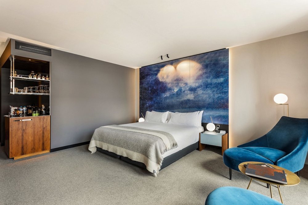 MACQ 01 HOTEL 19/69