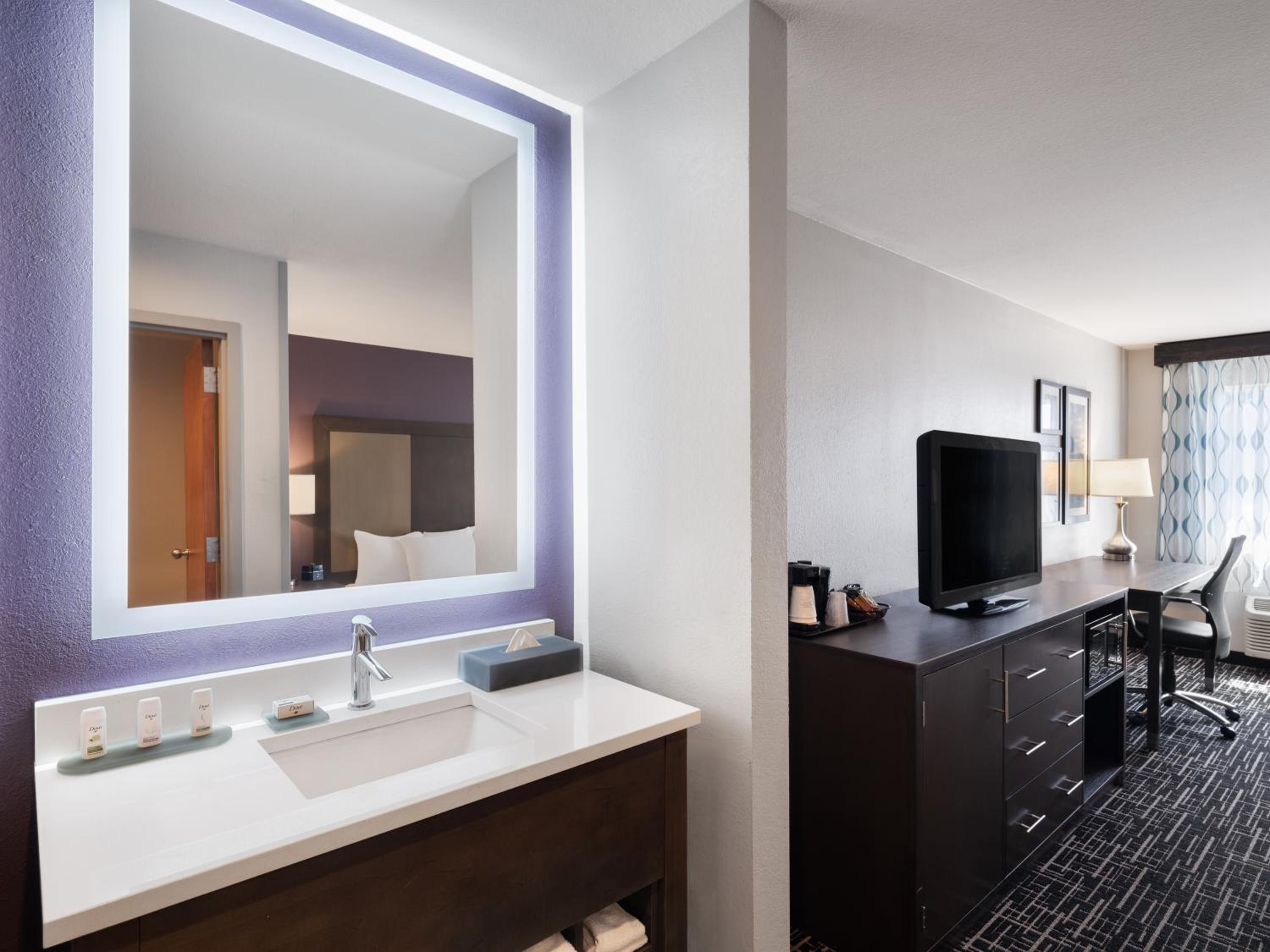 غرفة بسرير كينج بحوض جاكوزي، La Quinta Inn And Suites By Wyndham Pocatello 9/9