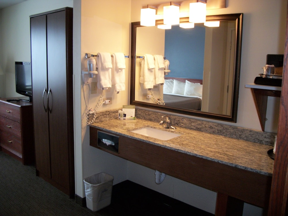غرفة بسرير كينج لذوي الإعاقة، Americinn By Wyndham Beulah 6/6