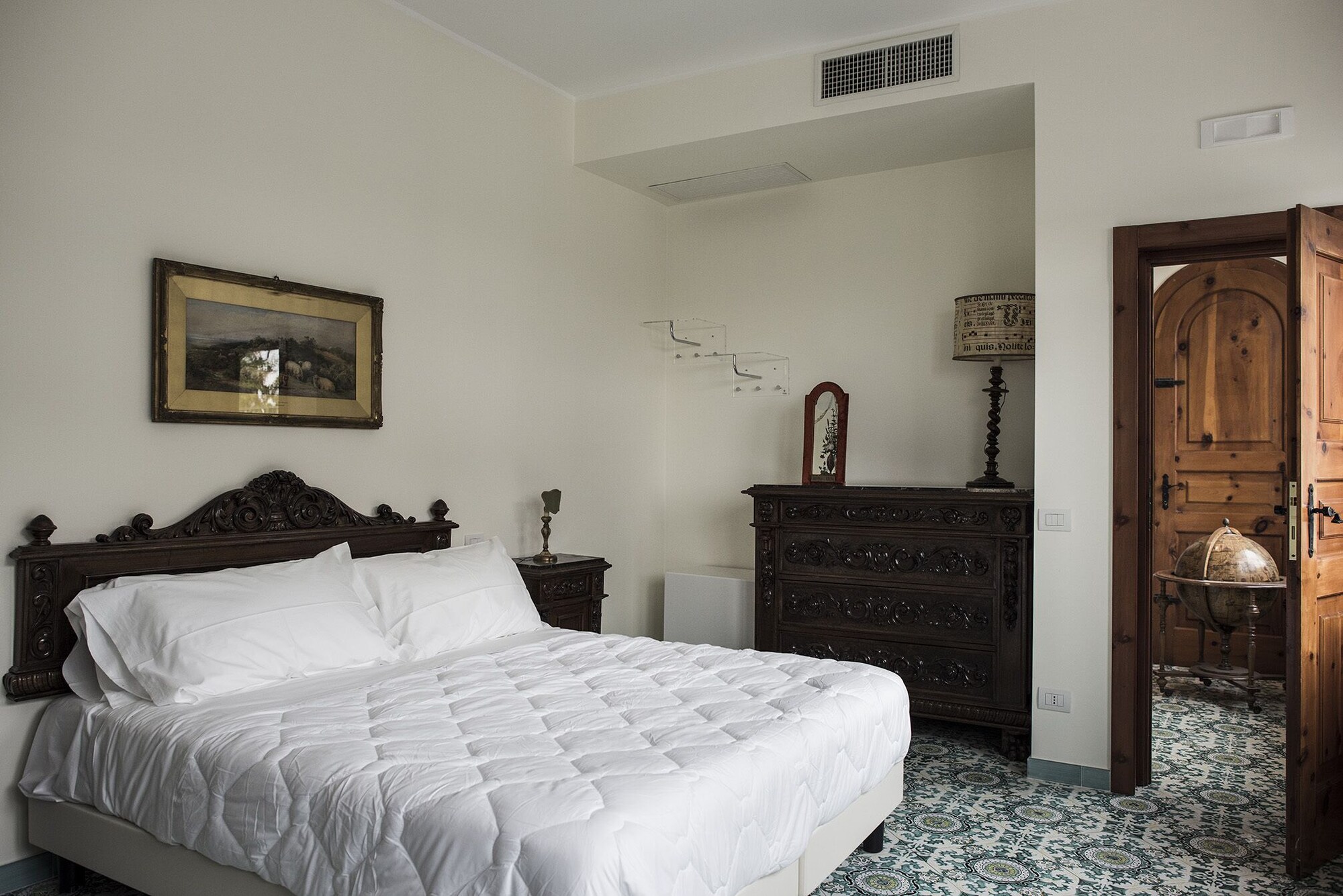 ROMANTIC, DOUBLE OR TWIN BED