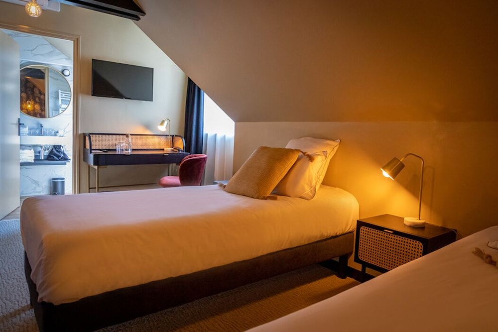 BRIT HOTEL LA CROIX BLANCHE 16/60