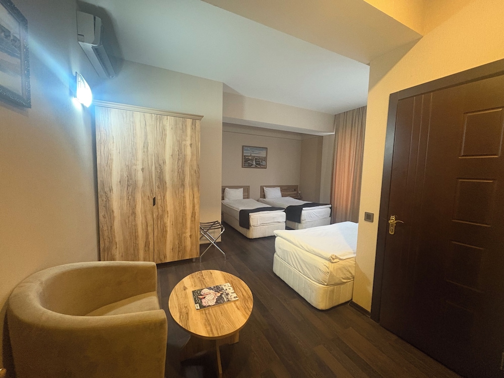 Diplomat Hotel 14/40