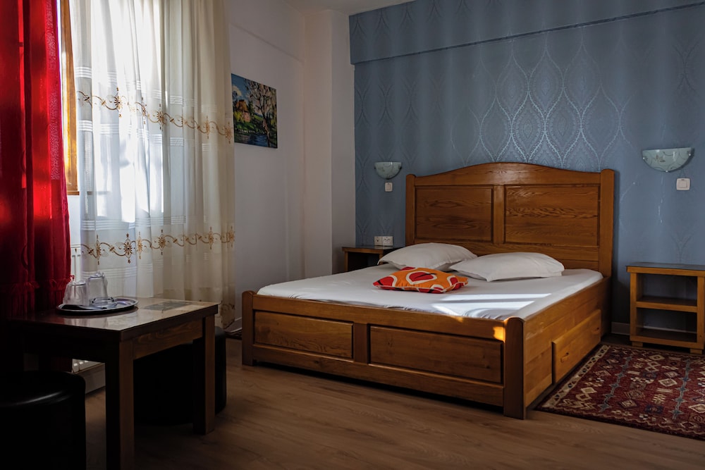 DELUXE, DOUBLE BED