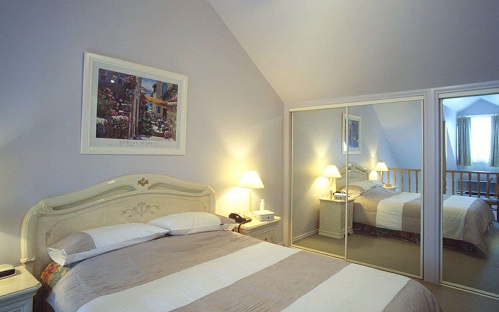 Standard, Queen Bed, Jetted Tub