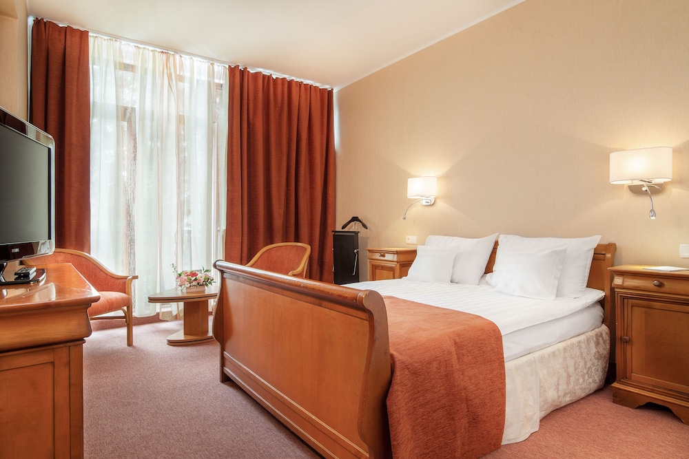 جناح بسرير كوين، Continental Hotel 2/8