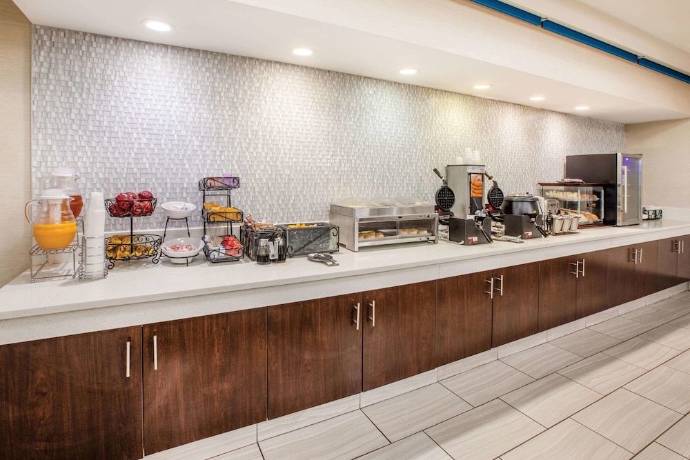 La Quinta Inn & Suites by Wyndham Cincinnati Airpt Florence 34/47