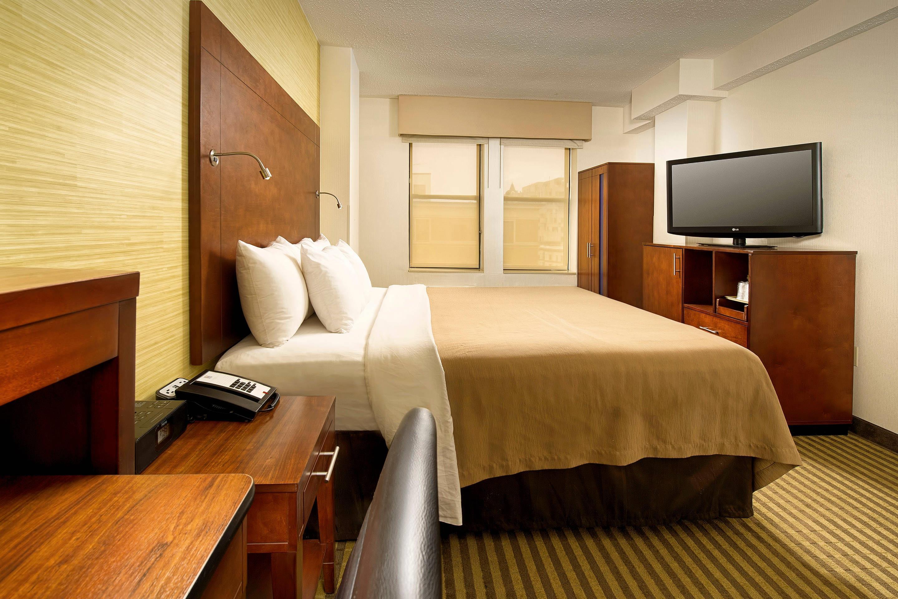 ROOM, QUEEN BED