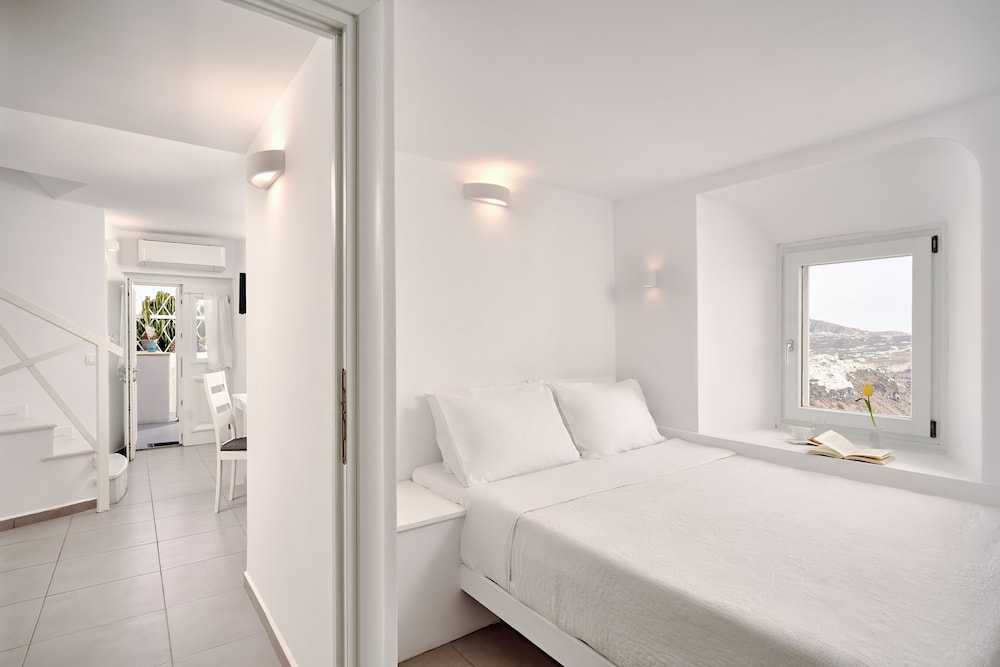 INTERIOR, SUPERIOR, APARTMENT, CALDERA VIEW, TWO STORY, OUTDOOR JETTED TUB