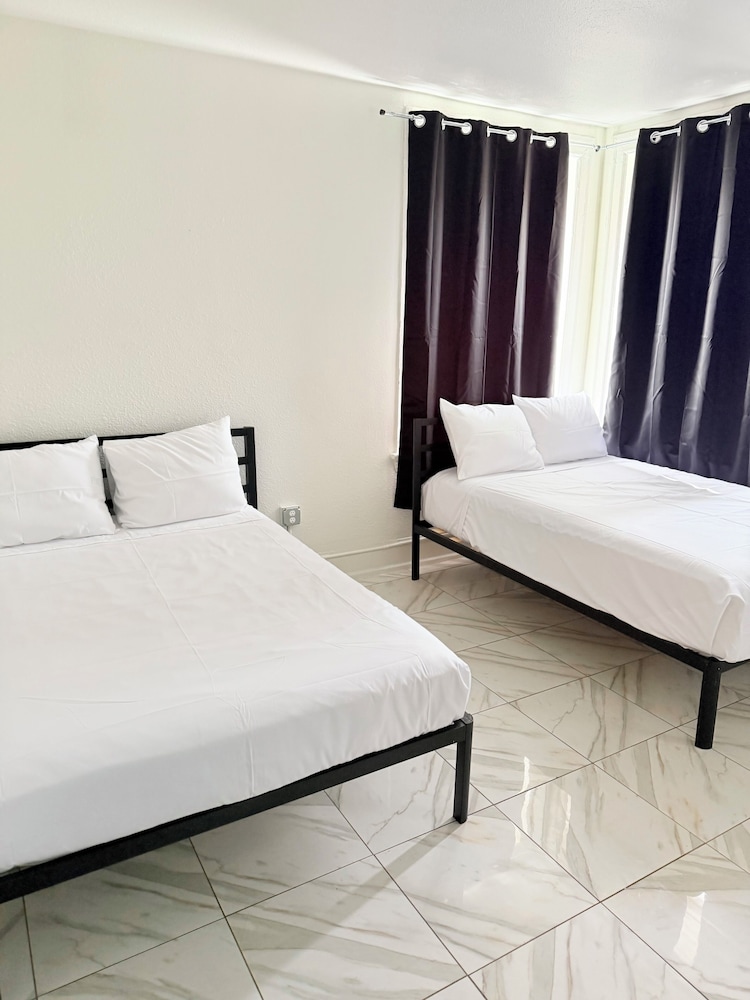 Adrian Hotel 29/66