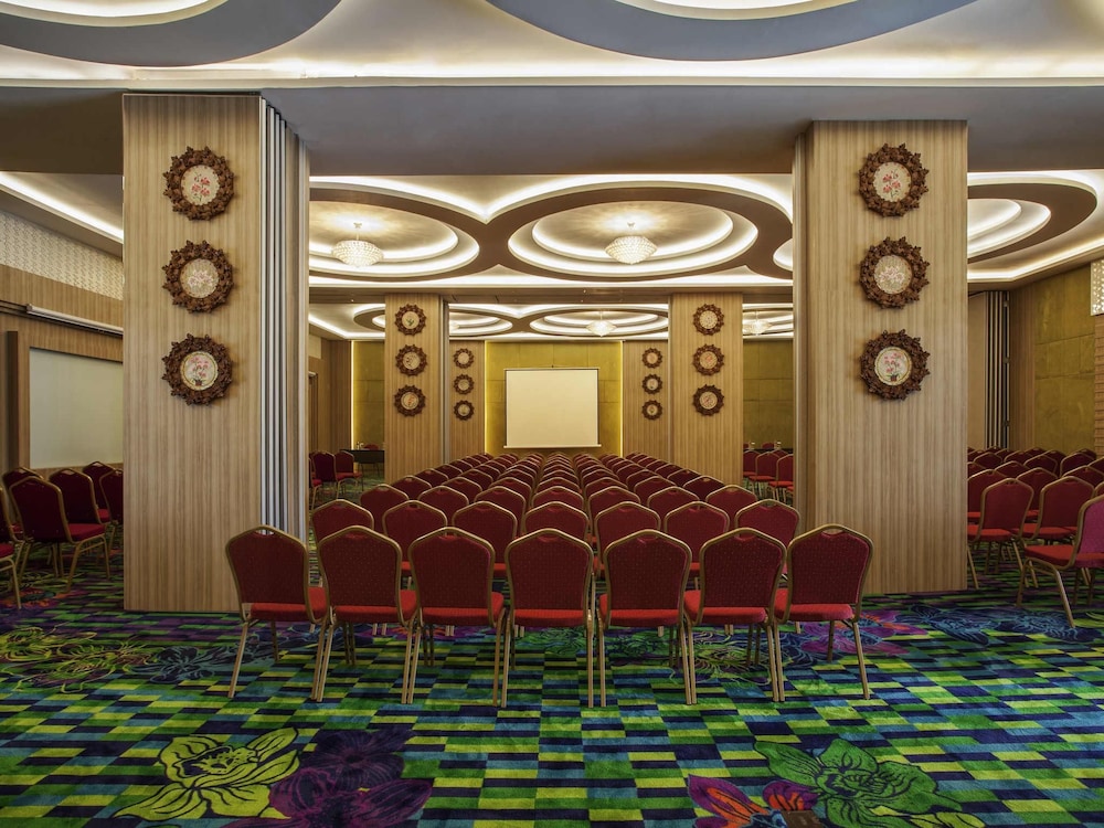 IBIS STYLES CIKARANG 29/35