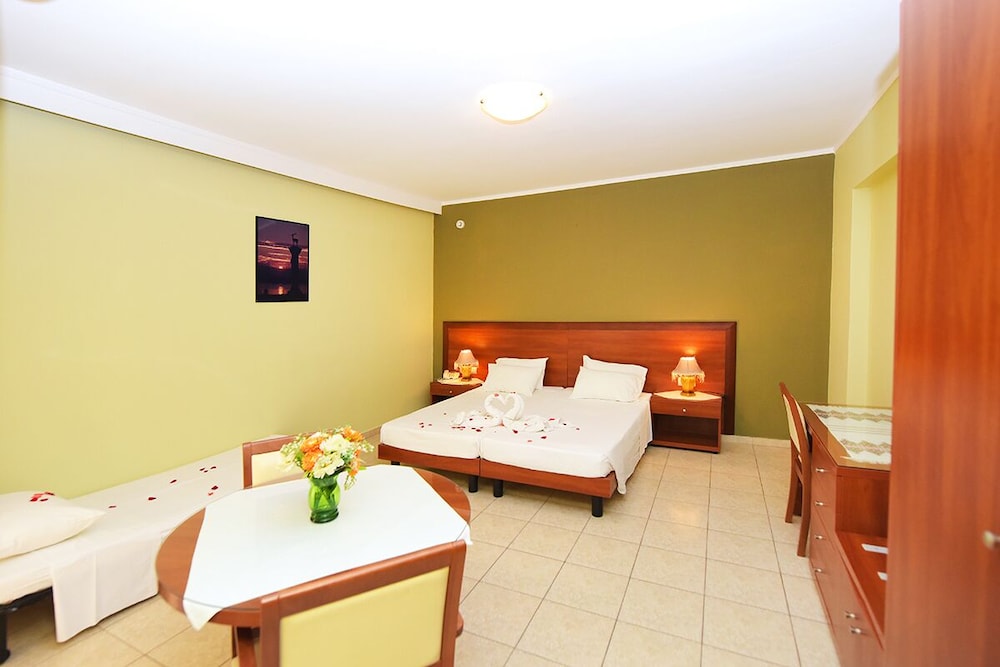ROOM, DOUBLE BED
