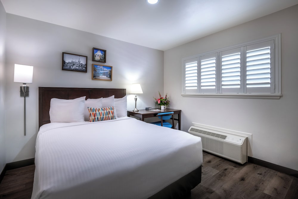 2 BEDROOMS, SUITE