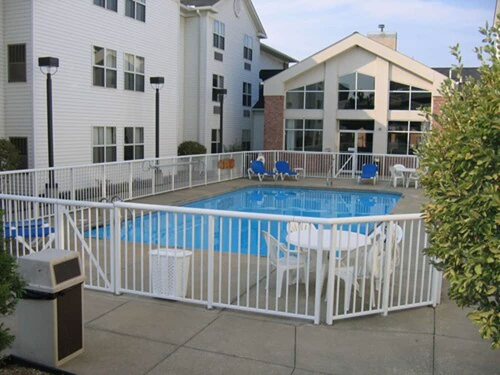 Hampton Inn Suites Cleveland Independence 1/40