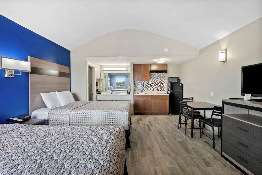 غرفة قياسية بسريرين كوين بمطبخ صغير لذوي الإعاقة، Blue Wave Inn 3/6