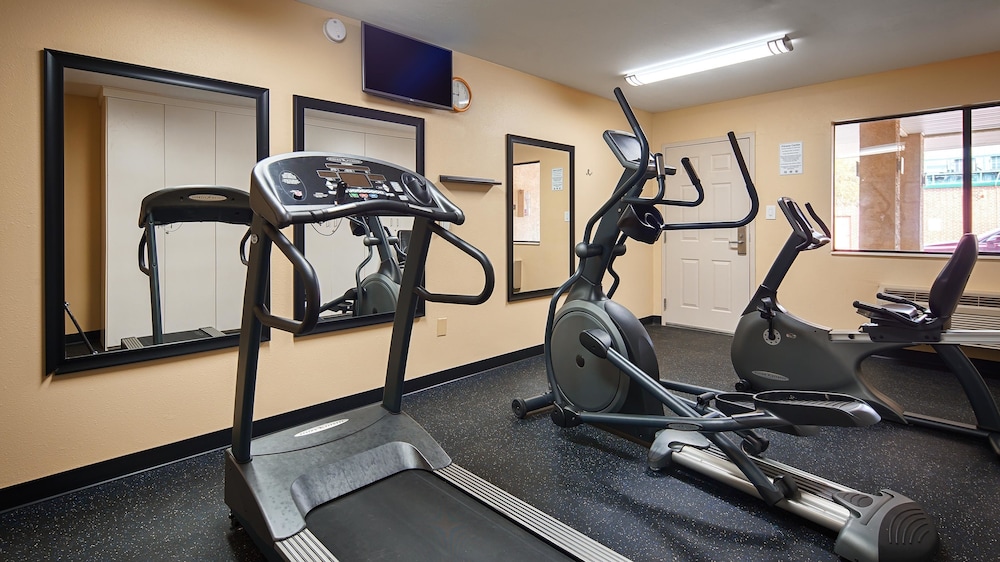 Best Western Cedar Inn 16/24
