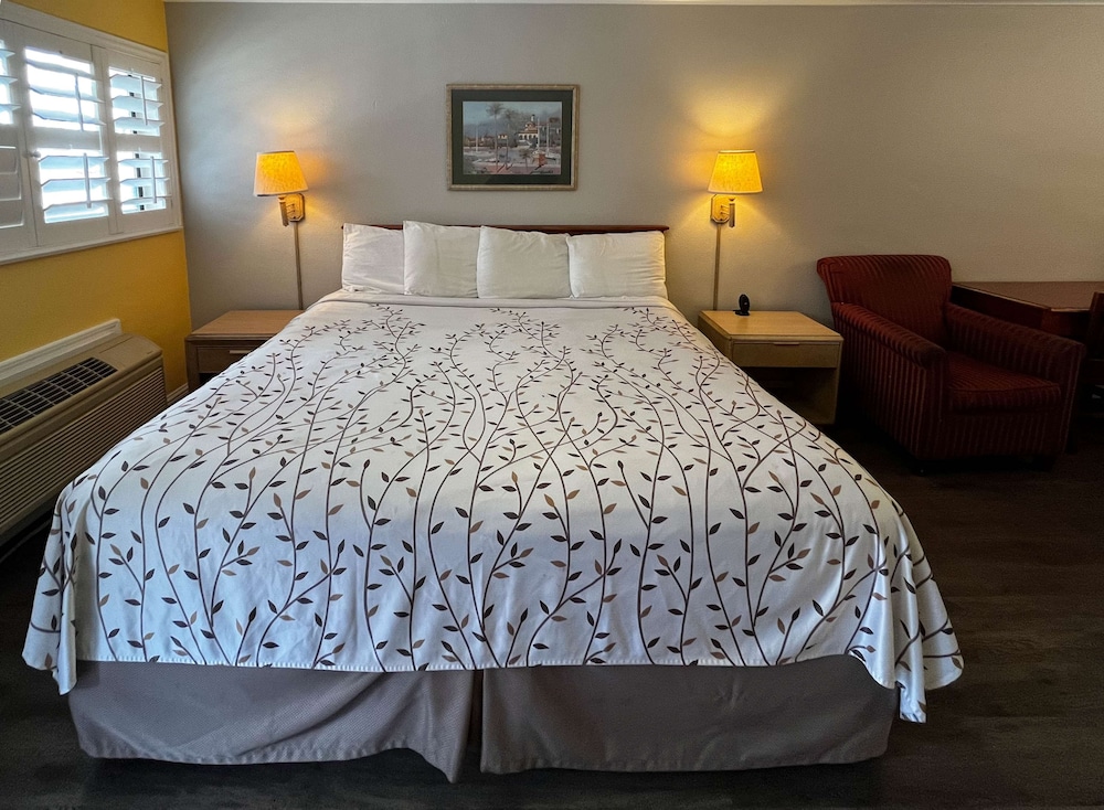 STANDARD, QUEEN BED