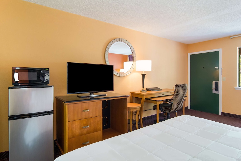 Americas Best Value Inn Darien 26/38