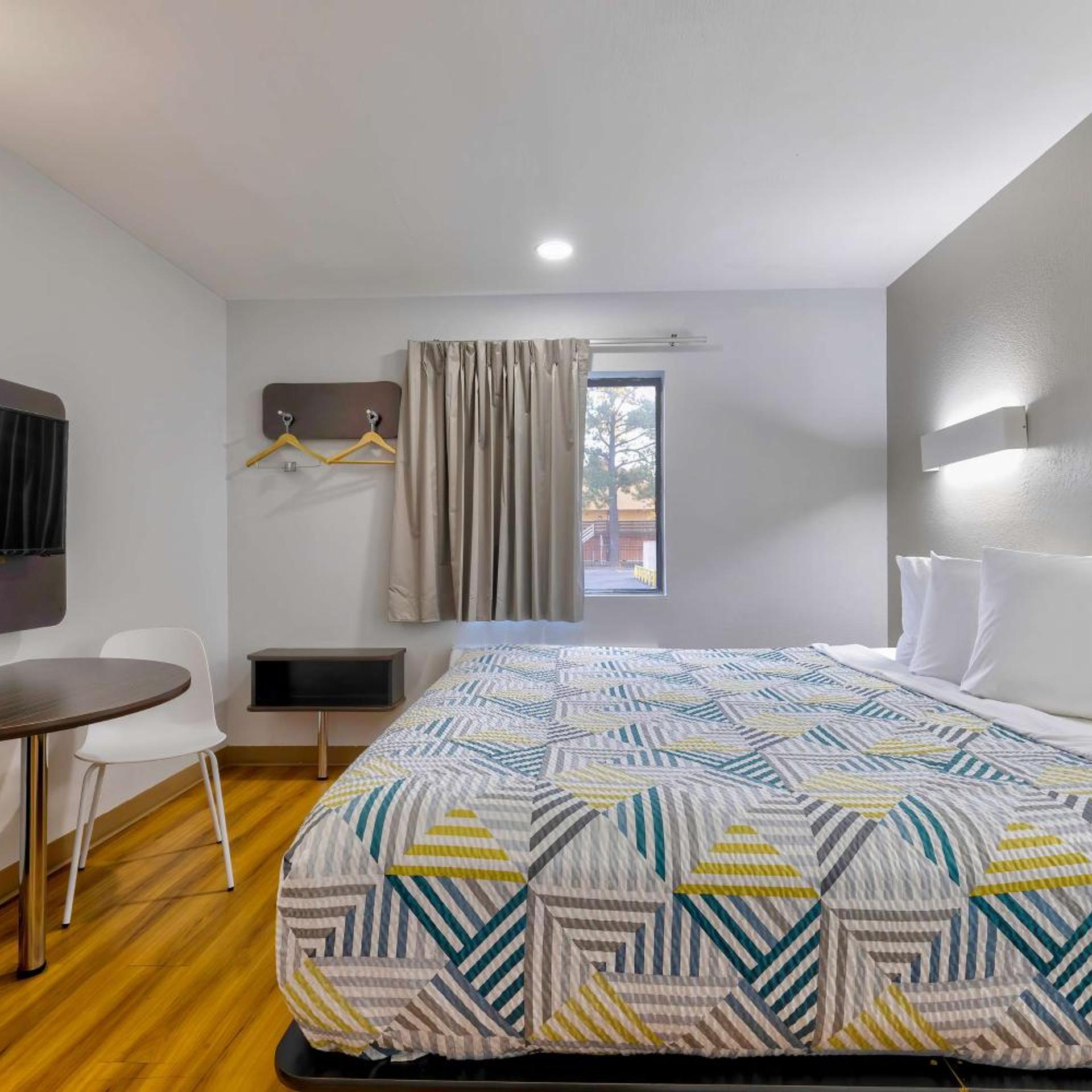DELUXE, KING BED, SMOKING