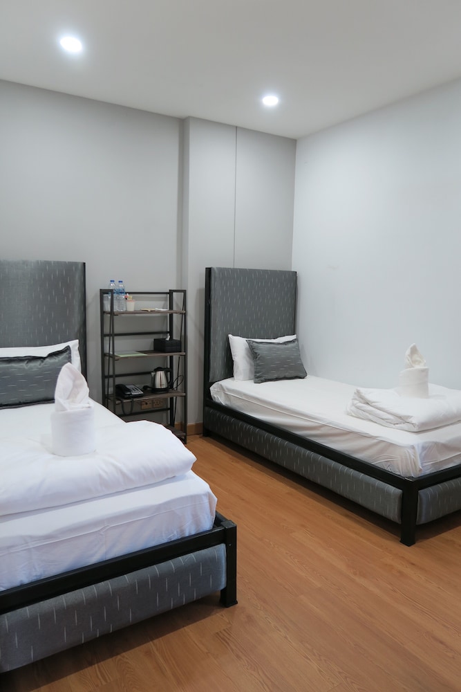 ECONOMY, TWIN BEDS, SHARED BATHROOM