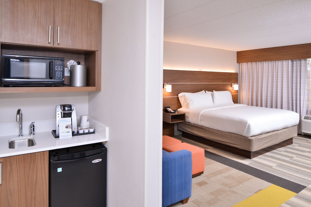 Holiday Inn Express Hotel and Suites Indianapolis Downtown Convention Center Area 18/48