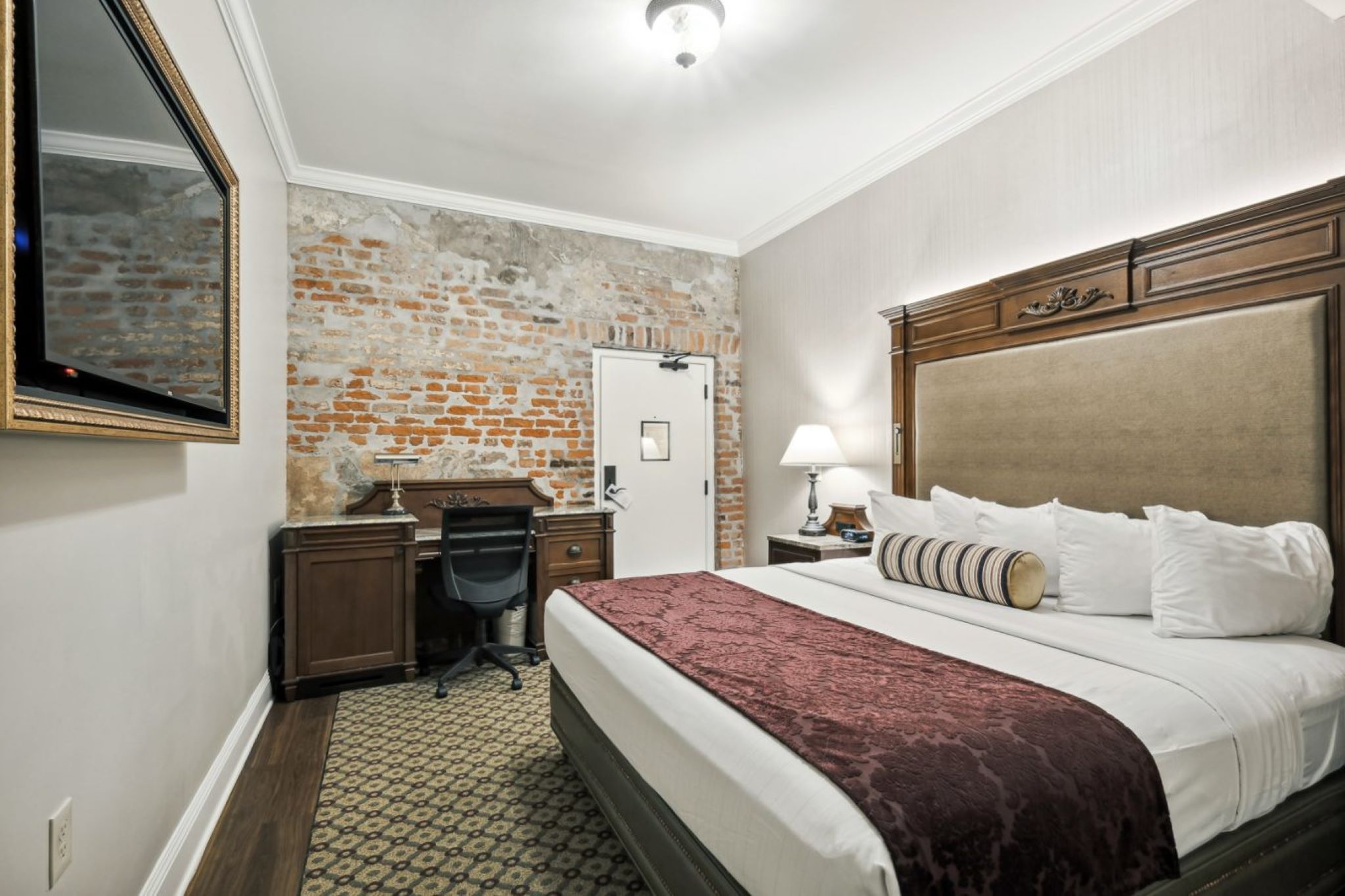 Interior, King Bed, No Window